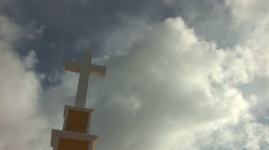 hızlı hareketli bulutlu gökyüzü karşı Kutsal haç.