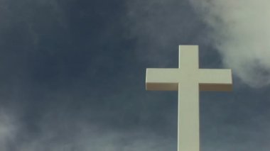 hızlı hareketli bulutlu gökyüzü karşı Kutsal haç.