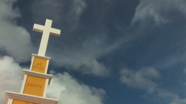 hızlı hareketli bulutlu gökyüzü karşı Kutsal haç.