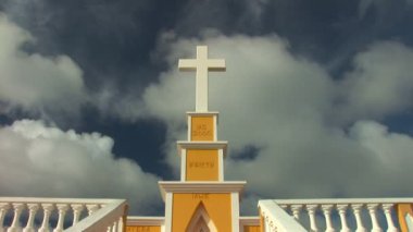 hızlı hareketli bulutlu gökyüzü karşı Kutsal haç.