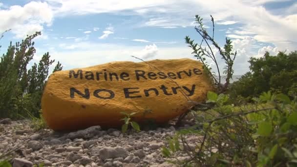 Желтый камень, обозначающий морской заповедник — стоковое видео