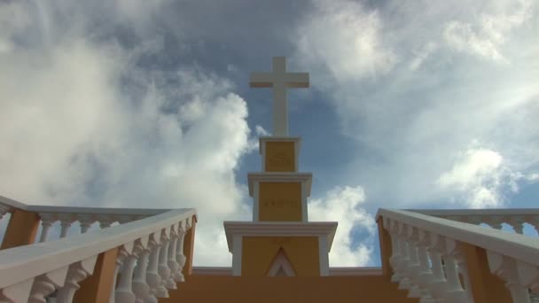Heliga korset mot en himmel med snabb rörliga moln. — Stockvideo