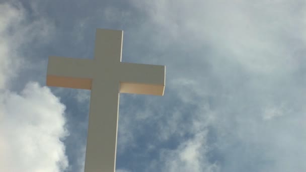 Sainte croix contre un ciel aux nuages rapides .