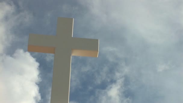 Sainte croix contre un ciel aux nuages rapides . — Video