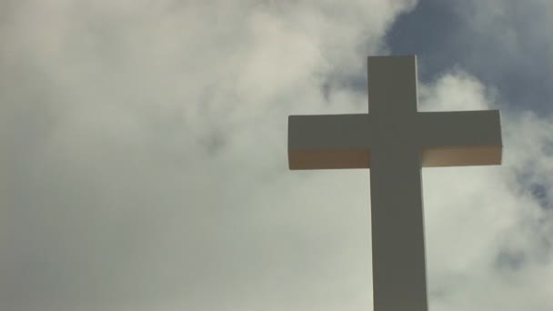 Santa cruz contra um céu com nuvens em movimento rápido . — Vídeo de Stock