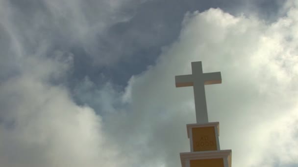 Heiliges Kreuz gegen einen Himmel mit schnell ziehenden Wolken. — Stockvideo