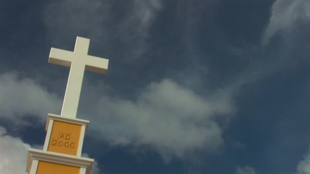 Holy cross against a sky with fast moving clouds. — Stock Video