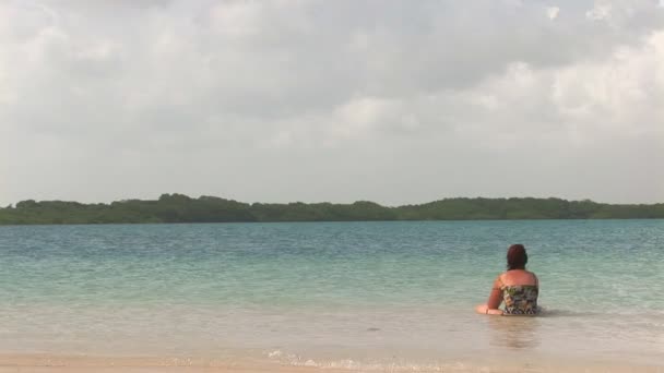 Menina atraente relaxante no oceano — Vídeo de Stock