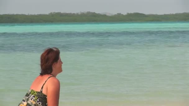 Attraktiva flicka avkopplande i havet — Stockvideo