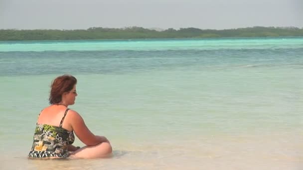 바다에서 편안한 매력적인 여자 — 비디오