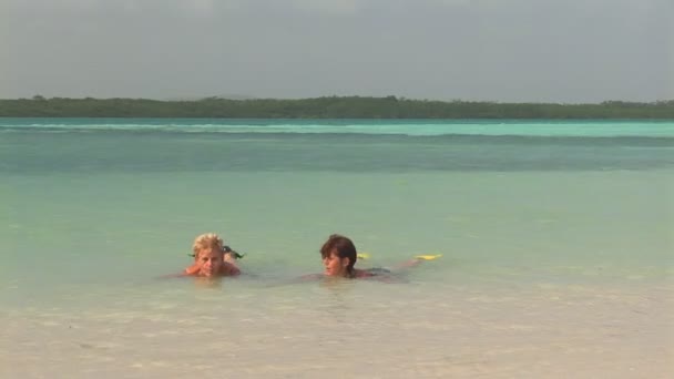 Madre e figlia si divertono nell'oceano . — Video Stock