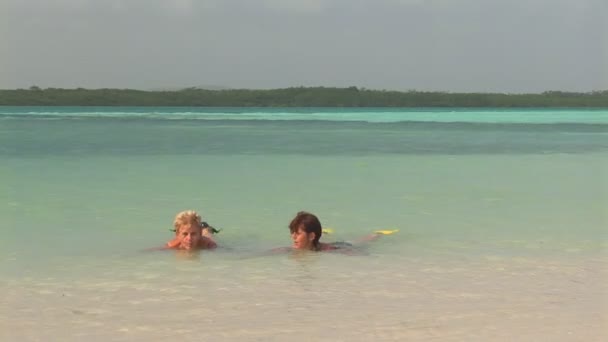 Mother & daughter having fun in the ocean. — Stock Video