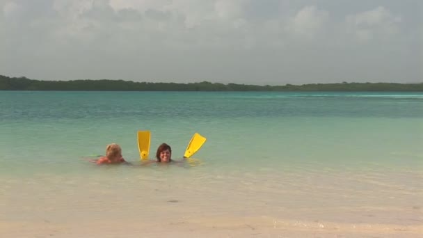 Mor & dotter ha kul i havet. — Stockvideo