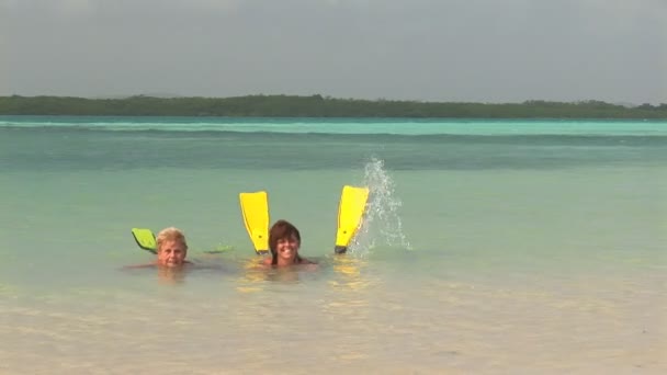 Mutter & Tochter haben Spaß im Meer. — Stockvideo