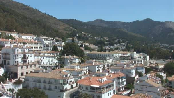 Casas blancas tradicionales en la ciudad andaluza de Mijas — Vídeos de Stock