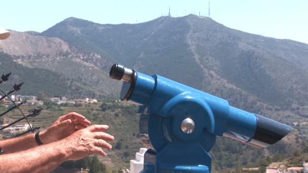 Homme regardant à travers le télescope — Video