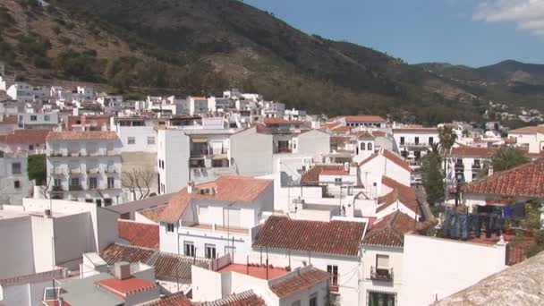 Традиционные белые дома в андалузском городе Михас — стоковое видео
