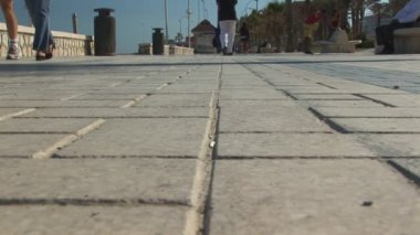 insanlar Bulvarı'nda yürürken