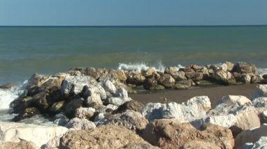 Dalgalar kayaların üzerinde