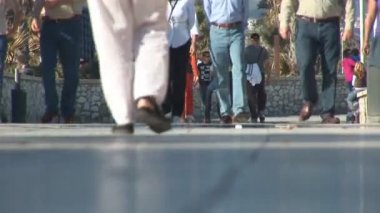 insanlar Bulvarı'nda yürürken