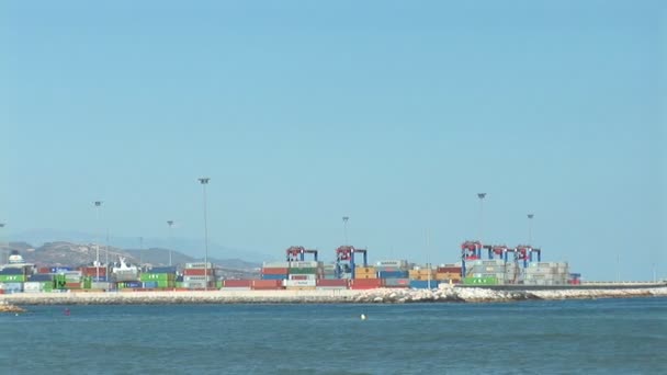 Přístav malaga s kontejnery a jeřáby — Stock video