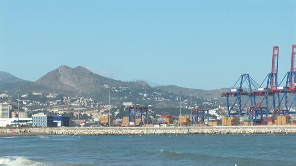 Haven van malaga met containers en kranen — Stockvideo