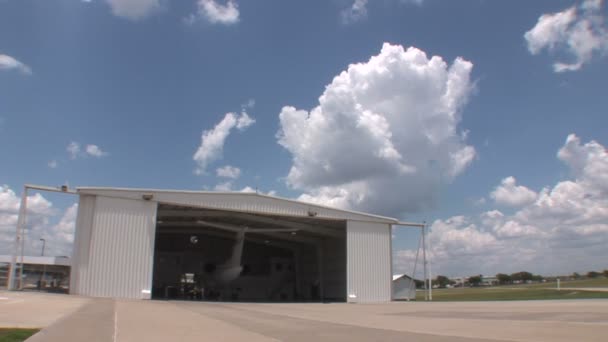 Avión en hangar — Vídeo de stock