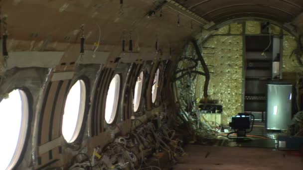 Interieur van een gestripte vliegtuig — Stockvideo