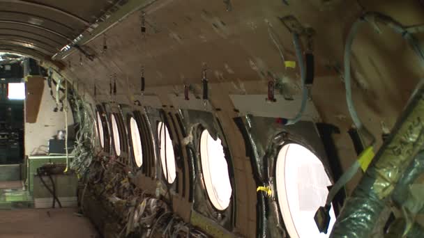 Interiør af en strippet flyvemaskine – Stock-video
