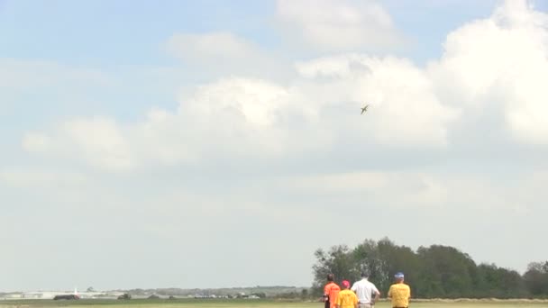 Ferngesteuertes Flugzeug — Stockvideo