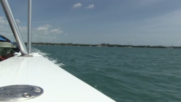 Barco a motor perto de Key West — Vídeo de Stock