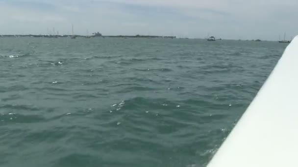 Barco a motor perto de Key West — Vídeo de Stock