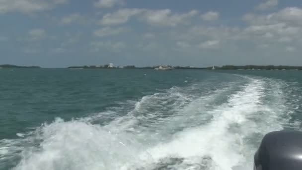 Barco a motor perto de Key West — Vídeo de Stock