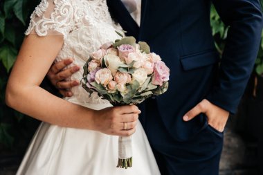 Nazik buket gelinin ellerinde.