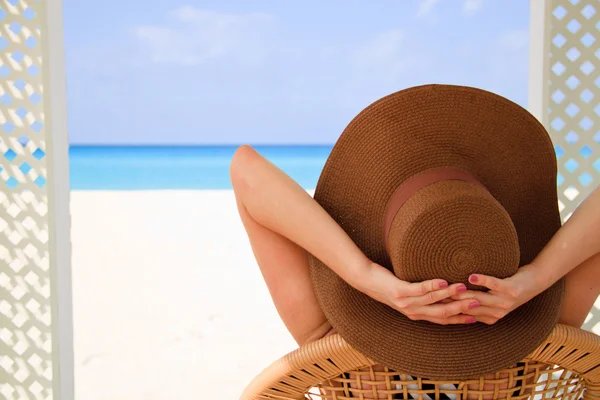 Plajdaki şapkalı kız.