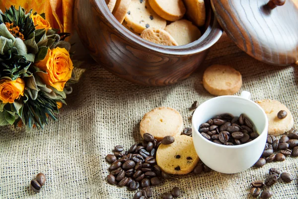 Taza con granos de café y galletas — Foto de Stock