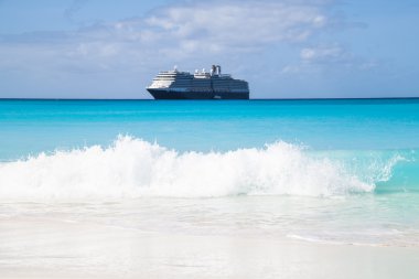 Cruise liner Karayip Denizi
