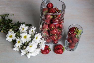 çilek ve çiçekler