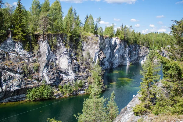 Mramoru kaňonu poblíž jezera — Stock fotografie