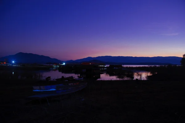 Дно озера высыхает из-за засухи ночью — стоковое фото