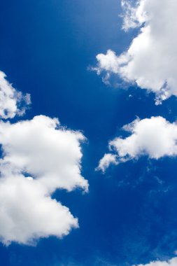 Bulutlara yakın mavi gökyüzü