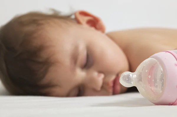 Burada şişeyi içtikten sonra uyuyan bebek — Stok fotoğraf