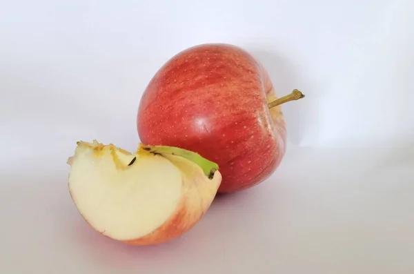 Fruta Maçã Vermelho Fresco Isolado Para Fundo Branco — Fotografia de Stock