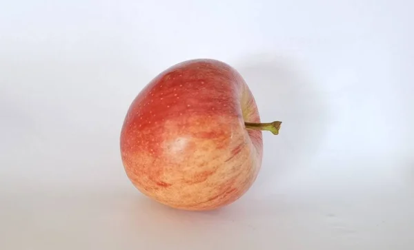 ผลแอปเป แดงสดแยกก าหร นหล ขาว — ภาพถ่ายสต็อก