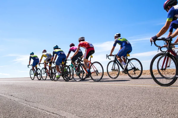 İoannina bisiklet yarışında yokuş yukarı yarışma. Sonbahar mavi gökyüzünde Yunan yarışı.