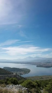 ioannina şehri ve Spovotis Gölü Yunanistan 'ın sonbahar gününün en güzel manzarası