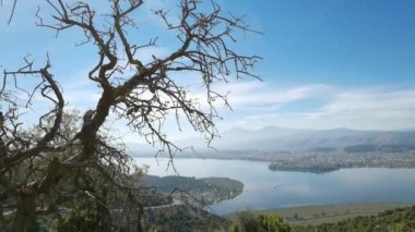 ioannina şehri ve Spovotis Gölü Yunanistan 'ın sonbahar gününün en güzel manzarası