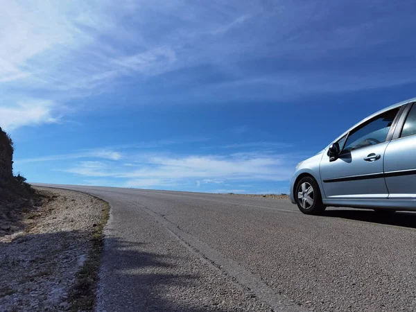 Auto Sunny Den Kopce Strana Pohled Nebe Modré Pozadí — Stock fotografie