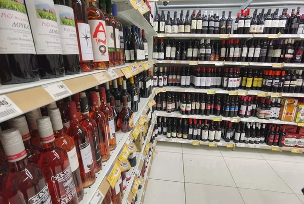 Adega Supermercado Prateleira Muitas Garrafas Vinhos Greece — Fotografia de Stock