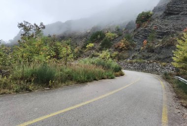 Tzoumerka Arta dağındaki ateş ormanında yol sonbahar mevsiminde Yunanistan 'ı mükemmelleştirir. 